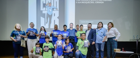 Jovens de projetos sociais participam de lançamento de livro na Itaipu